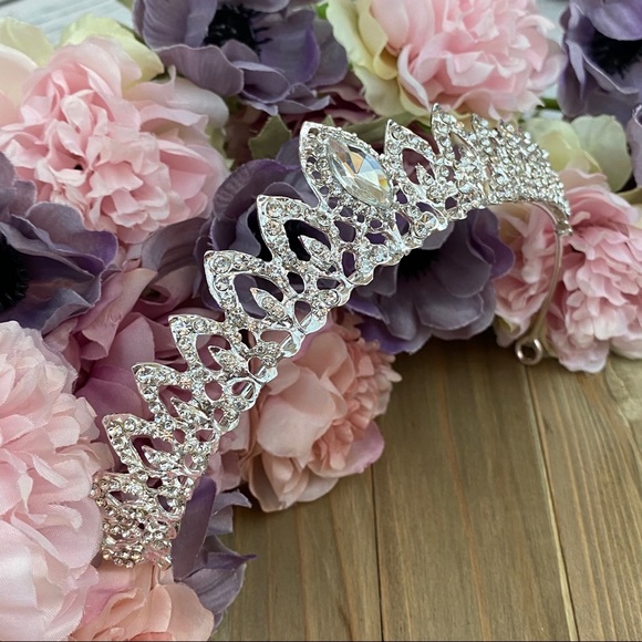 Gorgeous Silver Crystal Teardrop Bridal Tiara - Picture 7 of 16